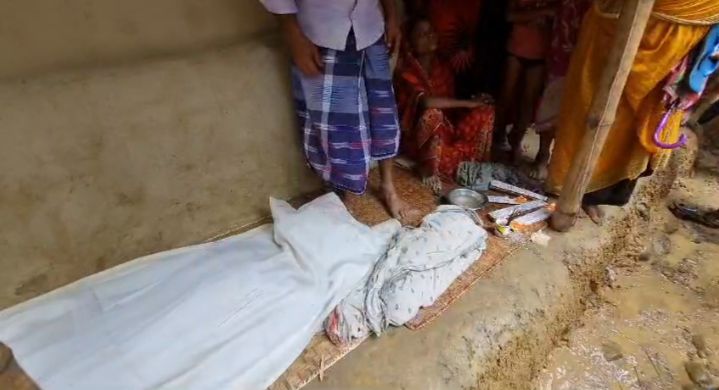 চলতাকান্দিতে ঘরের মাটির দেওয়াল ধসে ছয় মাসের শিশুসহ বাবার মৃত্যু চলতাকান্দিতে ঘরের মাটির দেওয়াল ধসে ছয় মাসের শিশুসহ বাবার মৃত্যু