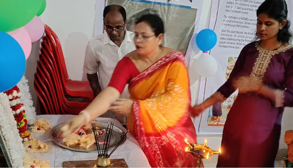লোয়াইরপোয়ায় মোদির জীবনের বিভিন্ন দিকের উপর চিত্র প্রদর্শনী লোয়াইরপোয়ায় মোদির জীবনের বিভিন্ন দিকের উপর চিত্র প্রদর্শনী