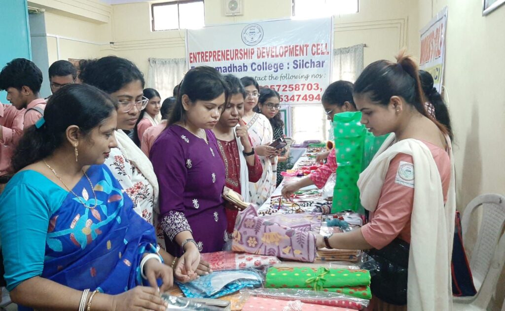 রাধামাধব কলেজে হস্তশিল্প প্রদর্শনী রাধামাধব কলেজে হস্তশিল্প প্রদর্শনী