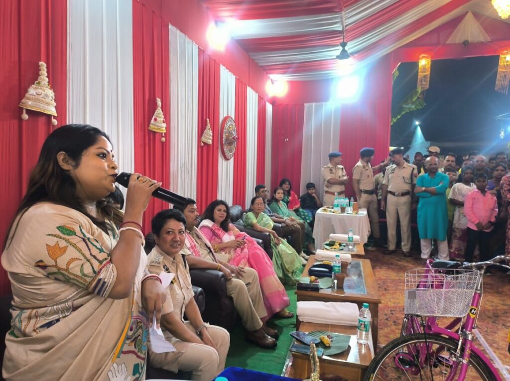 হাইলাকান্দি পুলিশ বিভাগের পুজোয় ধুনচি নৃত্য প্রতিযোগিতা হাইলাকান্দি পুলিশ বিভাগের পুজোয় ধুনচি নৃত্য প্রতিযোগিতা