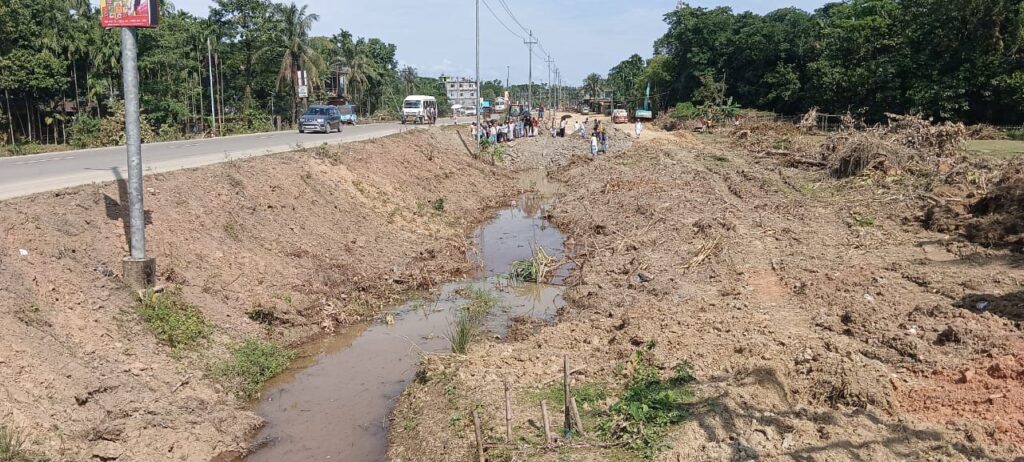ভারতমালা প্রকল্প : রাস্তার কাজে নালা ভরাটে ক্ষোভ জনমনে ভারতমালা প্রকল্প : রাস্তার কাজে নালা ভরাটে ক্ষোভ জনমনে