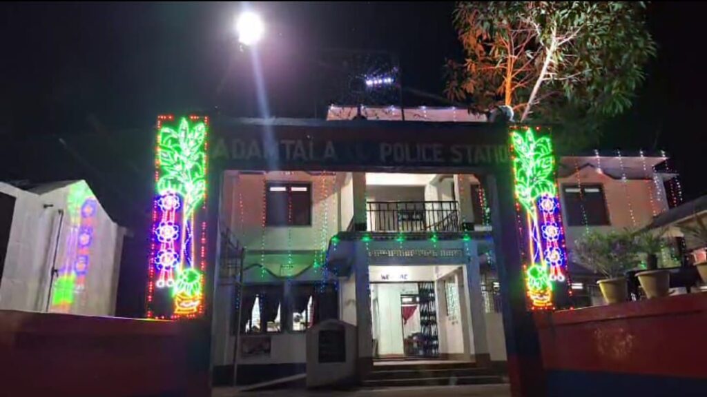 দর্শনার্থী টানতে সাজিশে তোলা হচ্ছে মণ্ডপ চুরাইবাড়িতে দর্শনার্থী টানতে সাজিশে তোলা হচ্ছে মণ্ডপ চুরাইবাড়িতে