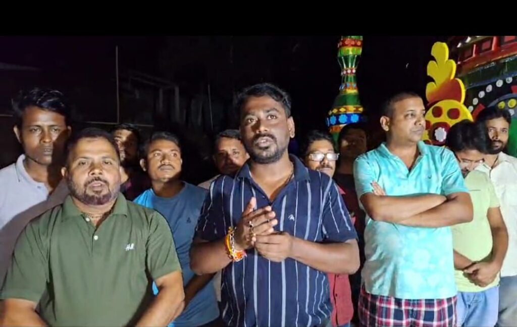 দর্শনার্থী টানতে সাজিশে তোলা হচ্ছে মণ্ডপ চুরাইবাড়িতে দর্শনার্থী টানতে সাজিশে তোলা হচ্ছে মণ্ডপ চুরাইবাড়িতে