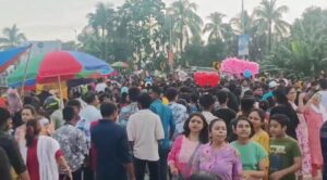মহালয়া : ভোরে সদরঘাট ও অন্নপূর্ণাঘাটে দর্শণার্থীদের উপচে পড়া ভিড় মহালয়া : ভোরে সদরঘাট ও অন্নপূর্ণাঘাটে দর্শণার্থীদের উপচে পড়া ভিড়