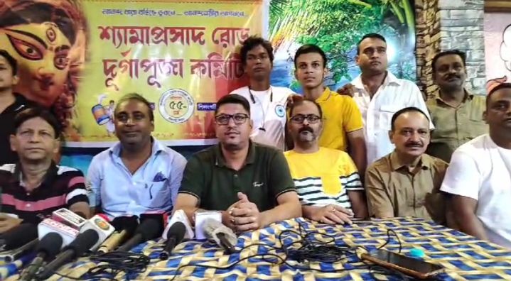 হোয়াইট হাউসের আদলে মণ্ডপ শ্যামাপ্রসাদ রোডে, ৬০কেজি সিটি গোল্ডের প্রতিমা হোয়াইট হাউসের আদলে মণ্ডপ শ্যামাপ্রসাদ রোডে, ৬০কেজি সিটি গোল্ডের প্রতিমা
