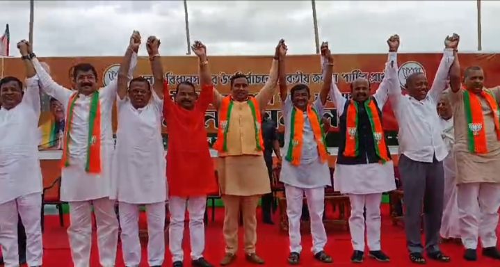 বিজেপি প্রার্থী নীহাররঞ্জন জমা দিলেন মনোনয়ন, বিশাল সভা শিলচরে বিজেপি প্রার্থী নীহাররঞ্জন জমা দিলেন মনোনয়ন, বিশাল সভা শিলচরে