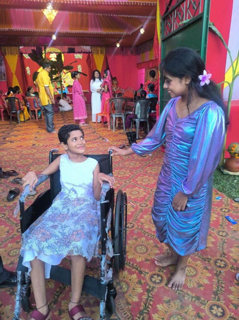 বিশেষ ভাবে সক্ষম ছাত্রীর পাশে দাঁড়াল কিশোরী বিশেষ ভাবে সক্ষম ছাত্রীর পাশে দাঁড়াল কিশোরী