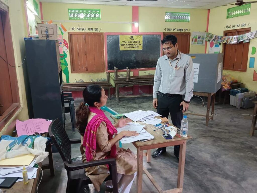 বুথ কেন্দ্র পরিদর্শন জেলা নির্বাচন আধিকারিক মৃদুল যাদবের বুথ কেন্দ্র পরিদর্শন জেলা নির্বাচন আধিকারিক মৃদুল যাদবের