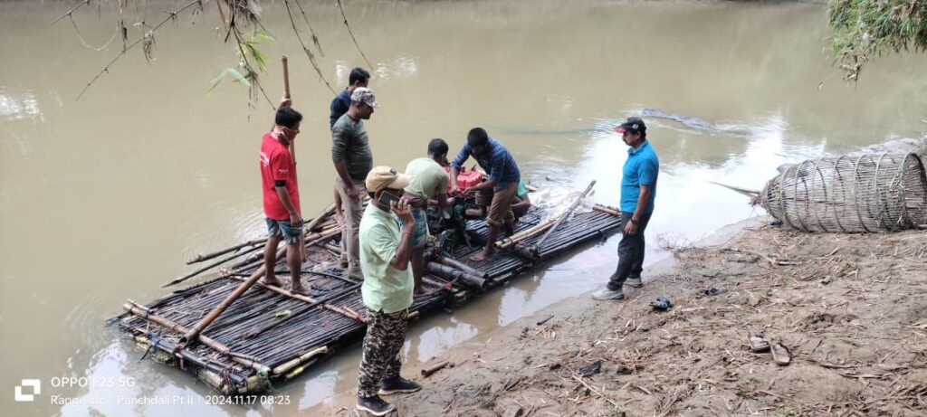 নদীতে অভিযান বনকর্মীদের, বাজেয়াপ্ত বালু তোলার পাম্প নদীতে অভিযান বনকর্মীদের, বাজেয়াপ্ত বালু তোলার পাম্প