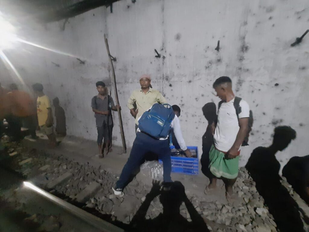 পাহাড় লাইনে বেশ কয়েকটি ট্রেন বাতিল, সকাল দিকে সচলের সম্ভাবনা পাহাড় লাইনে বেশ কয়েকটি ট্রেন বাতিল, সকাল দিকে সচলের সম্ভাবনা