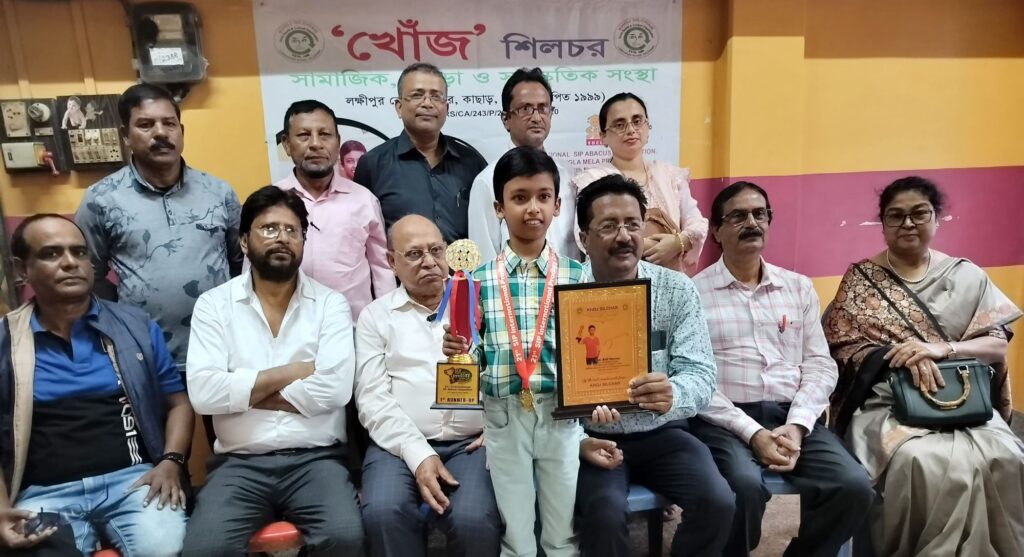 অ্যাবাকাসে দ্বিতীয় স্থান দখলকারী আহিল নওয়াজকে সংবর্ধনা খোঁজের অ্যাবাকাসে দ্বিতীয় স্থান দখলকারী আহিল নওয়াজকে সংবর্ধনা খোঁজের