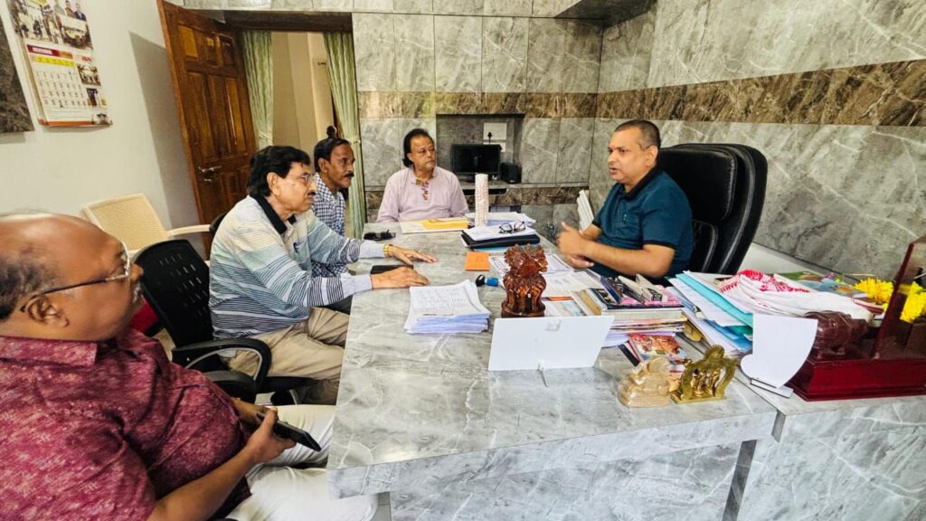 ধামাইল উৎসবের আমন্ত্রণ নিয়ে তিন বিধায়কের বাড়িতে সম্মিলিত লোকমঞ্চের দল ধামাইল উৎসবের আমন্ত্রণ নিয়ে তিন বিধায়কের বাড়িতে সম্মিলিত লোকমঞ্চের দল