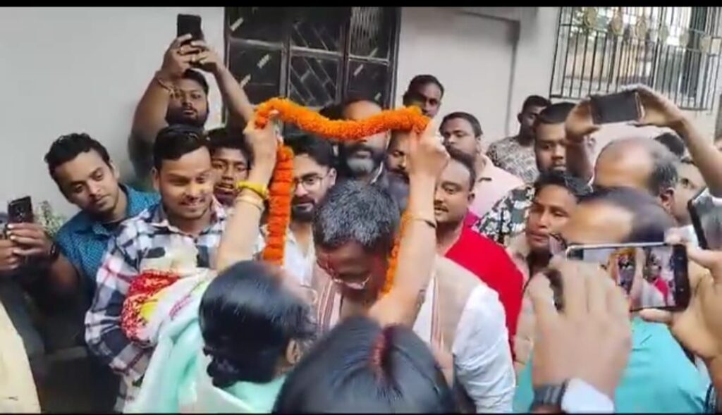 মন্ত্রিত্ব লাভ করে ঘরে ফিরে মাকে বুকে জড়িয়ে নিলেন কৃষ্ণেন্দু মন্ত্রিত্ব লাভ করে ঘরে ফিরে মাকে বুকে জড়িয়ে নিলেন কৃষ্ণেন্দু
