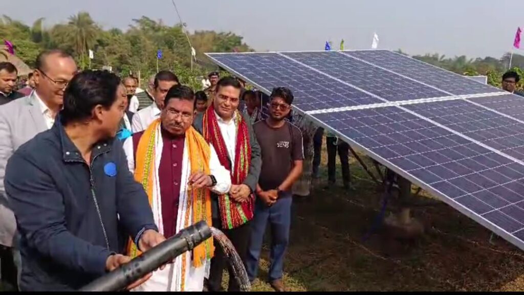 ত্রিপুরায় পাম্পসেট বিতরণ কেন্দ্রীয় মন্ত্রী প্রহ্লাদ যোশীর ত্রিপুরায় পাম্পসেট বিতরণ কেন্দ্রীয় মন্ত্রী প্রহ্লাদ যোশীর