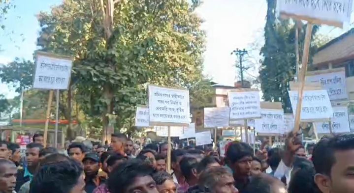 নেই রেশন-তলব, পালরবন্দ বাগানের শ্রমিকদের বিক্ষোভ শিলচরে নেই রেশন-তলব, পালরবন্দ বাগানের শ্রমিকদের বিক্ষোভ শিলচরে