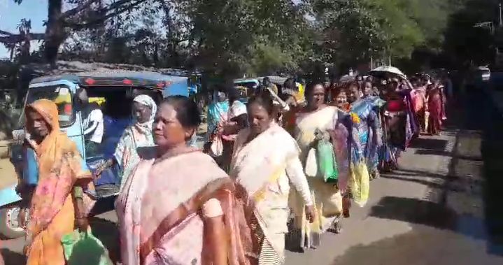 বিভিন্ন দাবিতে শ্রম আয়ুক্তের কার্যালয়ের সামনে বিক্ষোভ বিভিন্ন দাবিতে শ্রম আয়ুক্তের কার্যালয়ের সামনে বিক্ষোভ