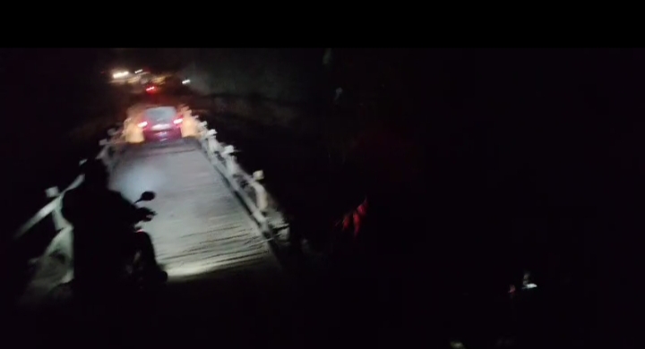 ফের বাঁশের সেতু থেকে রুকনি নদীতে পড়ল অটো, আহত চালক ফের বাঁশের সেতু থেকে রুকনি নদীতে পড়ল অটো, আহত চালক