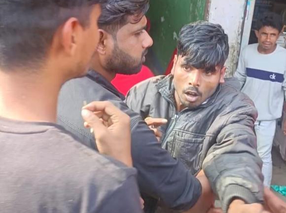 সন্তানকে নিয়ে মাদক বিক্রি বাবার, গণধোলাই ভাগায় সন্তানকে নিয়ে মাদক বিক্রি বাবার, গণধোলাই ভাগায়