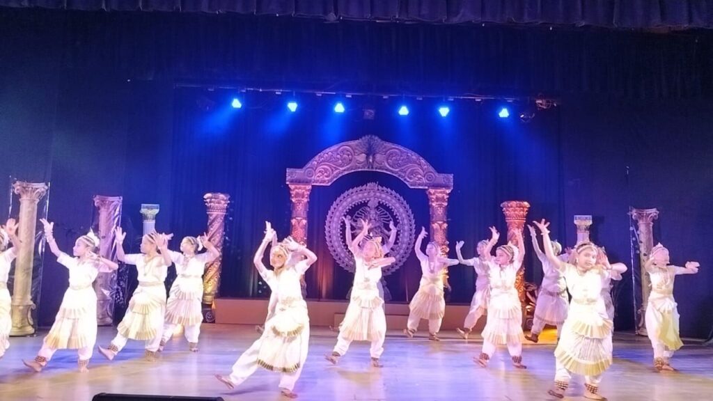 ভারতীয় সংস্কৃতিকে ধরে রাখতে ছোট ছোট সংস্থাগুলো গুরুত্বপূর্ণ ভূমিকায় রয়েছে : দীপায়ন ভারতীয় সংস্কৃতিকে ধরে রাখতে ছোট ছোট সংস্থাগুলো গুরুত্বপূর্ণ ভূমিকায় রয়েছে : দীপায়ন