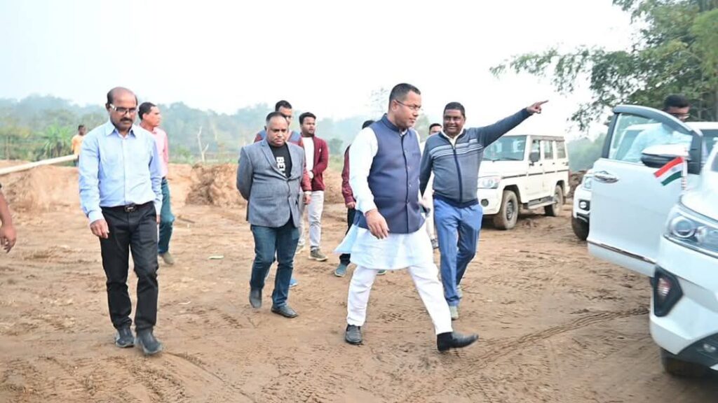 বৈঠাখালে বাঁধের কাজ সরেজমিনে পরিদর্শন কৃষ্ণেন্দুর বৈঠাখালে বাঁধের কাজ সরেজমিনে পরিদর্শন কৃষ্ণেন্দুর