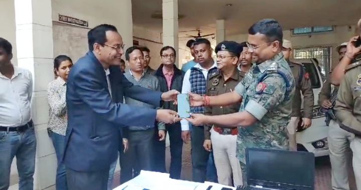 ২৭টি মোবাইল সহ লেপটপ উদ্ধার, আটক ৩, মালিকের হাতে তুলে দিলেন এসপি ২৭টি মোবাইল সহ লেপটপ উদ্ধার, আটক ৩, মালিকের হাতে তুলে দিলেন এসপি