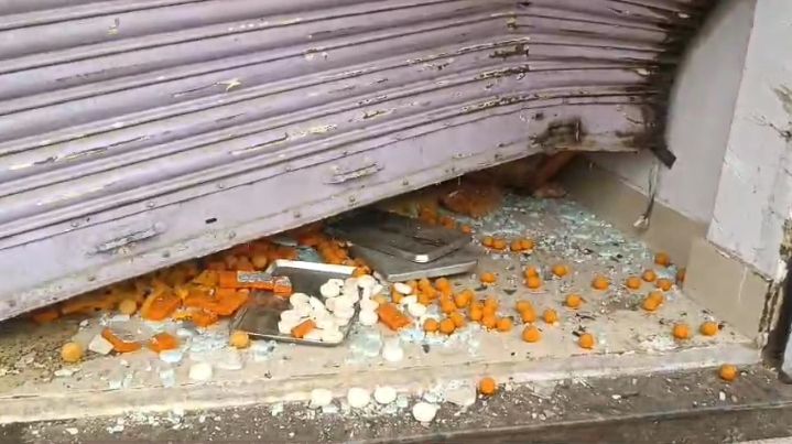 রাঙ্গিরখাড়িতে দোকানের সাটার ভেঙে পলায়ন বাহনের রাঙ্গিরখাড়িতে দোকানের সাটার ভেঙে পলায়ন বাহনের