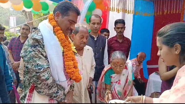 রাষ্ট্রপতি পুরস্কারপ্রাপ্ত সিআরপিএফ জওয়ান সুরজিতকে সংবর্ধনা রাষ্ট্রপতি পুরস্কারপ্রাপ্ত সিআরপিএফ জওয়ান সুরজিতকে সংবর্ধনা