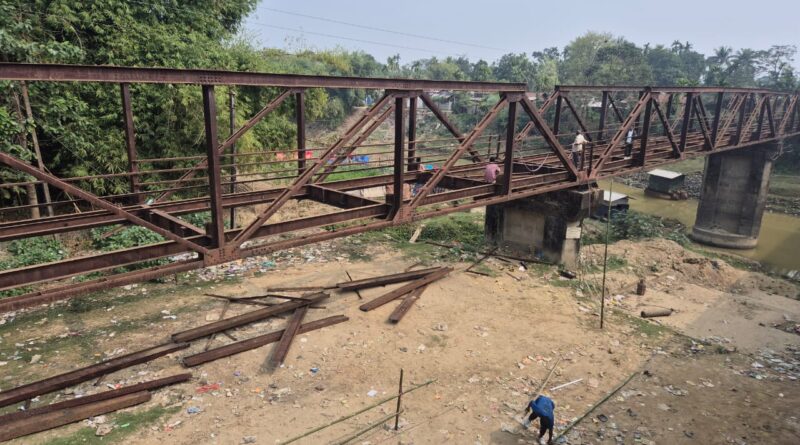 টেন্ডার ছাড়াই পরিত্যক্ত সেতুর লোহার জয়েস্ট কাটা চলছে উধারবন্দে টেন্ডার ছাড়াই পরিত্যক্ত সেতুর লোহার জয়েস্ট কাটা চলছে উধারবন্দে