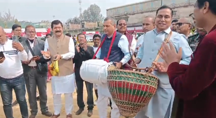শিলচরে ঝুমুরনৃত্যের চূড়ান্ত মহড়া পরিদর্শনে ঢোল বাজালেন দুই মন্ত্রী শিলচরে ঝুমুরনৃত্যের চূড়ান্ত মহড়া পরিদর্শনে ঢোল বাজালেন দুই মন্ত্রী