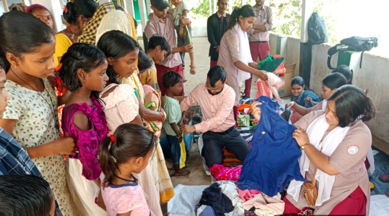 জগন্নাথ কলেজের এনএসএস ক্লোথ ব্যাঙ্কের উদ্যোগে পোশাক বিতরণ