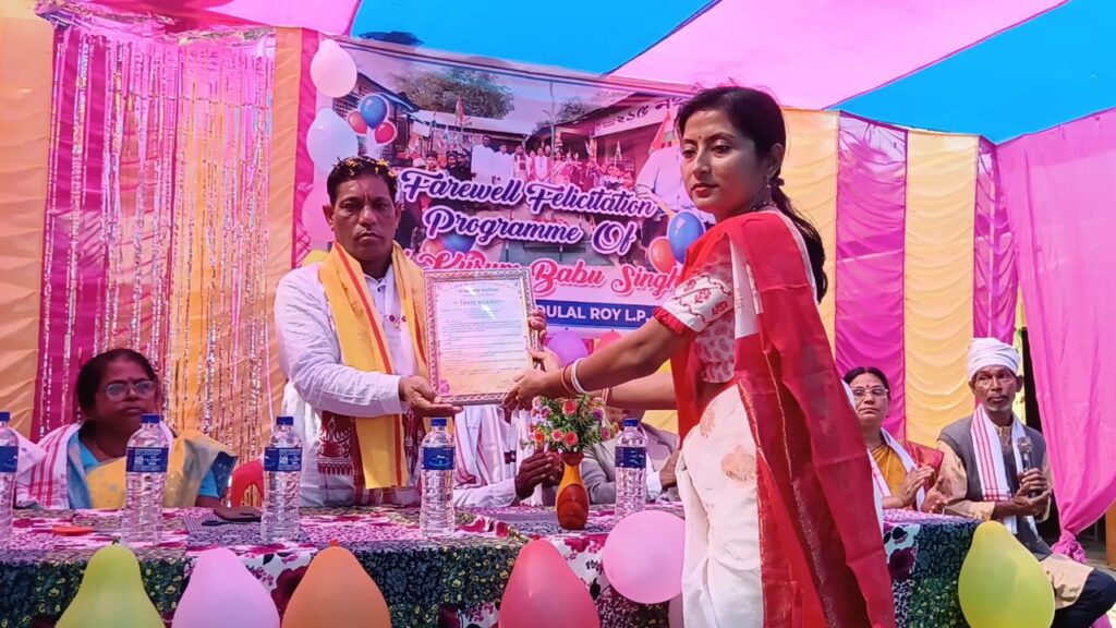 শিক্ষককে ব্যতিক্রমি বিদায়ী সংবর্ধনা নরসিংহপুরে শিক্ষককে ব্যতিক্রমি বিদায়ী সংবর্ধনা নরসিংহপুরে
