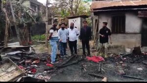 মালুগ্রামে অগ্নিকাণ্ডে ক্ষতিগ্ৰস্ত পরিবারের পাশে দাঁড়াল টিম আয়ূসী মালুগ্রামে অগ্নিকাণ্ডে ক্ষতিগ্ৰস্ত পরিবারের পাশে দাঁড়াল টিম আয়ূসী