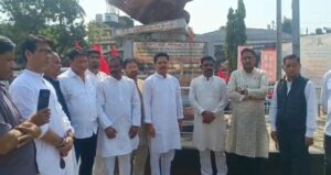 রেলস্টেশনে শহিদ বেদীতে শ্রদ্ধাঞ্জলি নিবেদন ভূপেন বরার রেলস্টেশনে শহিদ বেদীতে শ্রদ্ধাঞ্জলি নিবেদন ভূপেন বরার