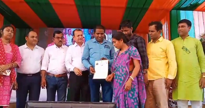 উধারবন্দে ৩৬৫৫ জনের হাতে প্রধানমন্ত্রী আবাস যোজনার মঞ্জুরিপত্র