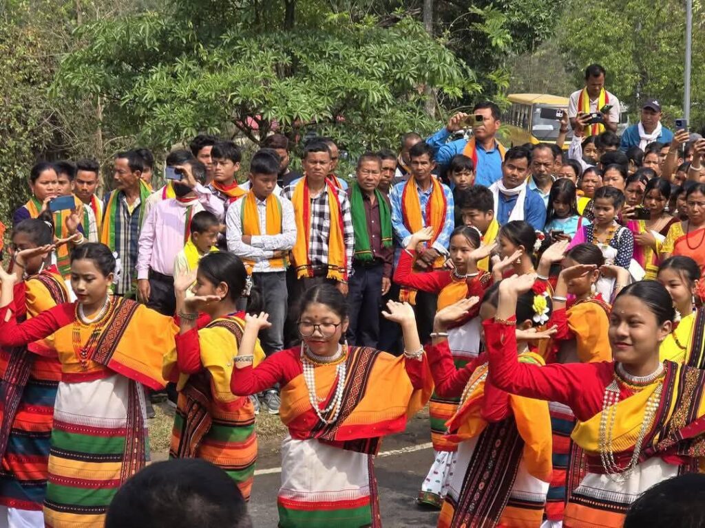 আসাম বিশ্ববিদ্যালয়ে বীর সম্বুধন ফংলোর মূর্তি উন্মোচন শিক্ষামন্ত্রীর আসাম বিশ্ববিদ্যালয়ে বীর সম্বুধন ফংলোর মূর্তি উন্মোচন শিক্ষামন্ত্রীর