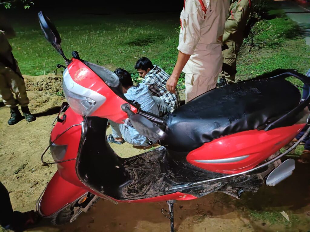 পাথারকান্দিতে হেরোইন সহ দুই যুবক গ্রেফতার, বাজেয়াপ্ত শিক্ষা বিভাগের দেওয়া স্কুটি পাথারকান্দিতে হেরোইন সহ দুই যুবক গ্রেফতার, বাজেয়াপ্ত শিক্ষা বিভাগের দেওয়া স্কুটি