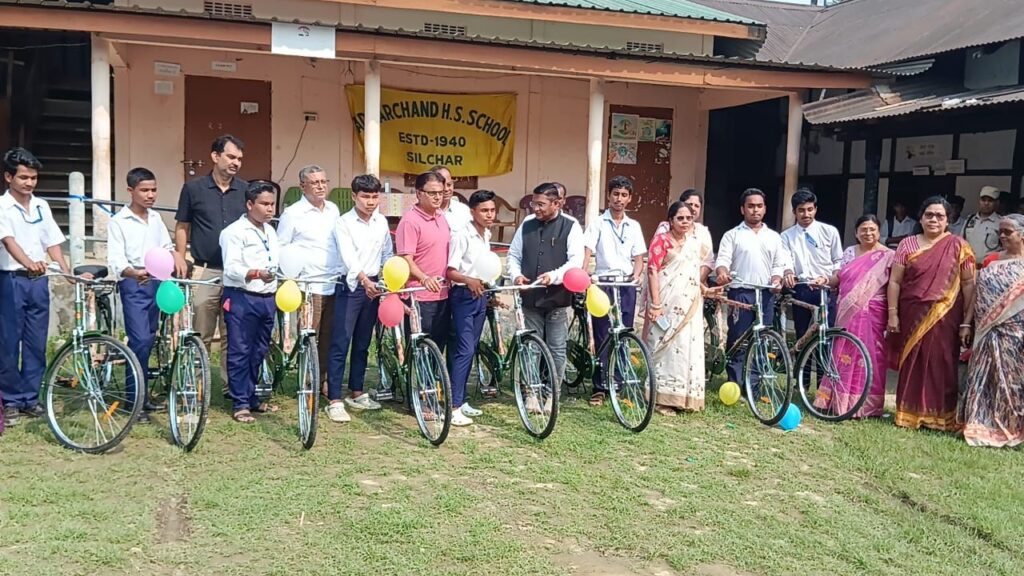 অধরচাঁদ হায়ার সেকেন্ডারি স্কুলে ছাত্রদের মধ্যে সাইকেল বিতরণ দীপায়নের অধরচাঁদ হায়ার সেকেন্ডারি স্কুলে ছাত্রদের মধ্যে সাইকেল বিতরণ দীপায়নের