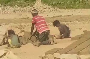 ভাটায় কচিকাঁচা শিশুদের দিয়ে কাজ, ডিসিকে নালিশ গ্রামবাসীর ভাটায় কচিকাঁচা শিশুদের দিয়ে কাজ, ডিসিকে নালিশ গ্রামবাসীর
