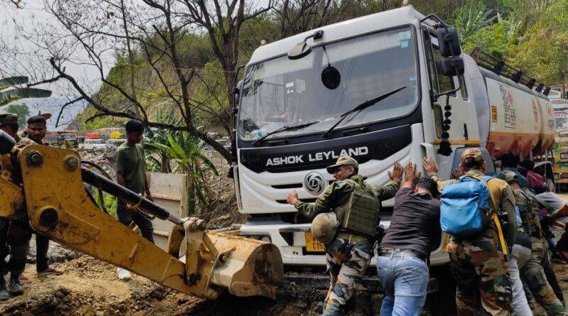 ড্রেনে আটকে পড়া অয়েল ট্যাঙ্কার উদ্ধার আসাম রাইফেলসের ড্রেনে আটকে পড়া অয়েল ট্যাঙ্কার উদ্ধার আসাম রাইফেলসের