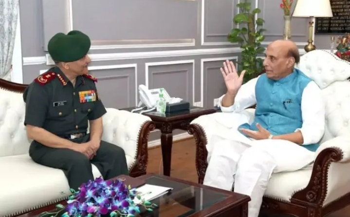 তিন বাহিনীর সর্বাধিনায়কের সঙ্গে জরুরি বৈঠক প্রতিরক্ষামন্ত্রীর তিন বাহিনীর সর্বাধিনায়কের সঙ্গে জরুরি বৈঠক প্রতিরক্ষামন্ত্রীর