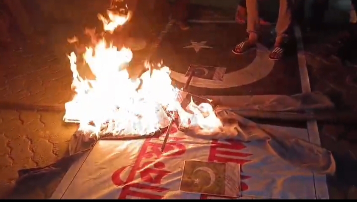 তারাপুর শিববাড়ি এলাকায় পাকিস্তানের পতাকা পুড়িয়ে প্রতিবাদ তারাপুর শিববাড়ি এলাকায় পাকিস্তানের পতাকা পুড়িয়ে প্রতিবাদ