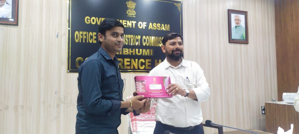 শ্রীভূমিতে সাংবাদিকদের মুখ্যমন্ত্রীর বিহুর উপহার প্রদান শ্রীভূমিতে সাংবাদিকদের মুখ্যমন্ত্রীর বিহুর উপহার প্রদান
