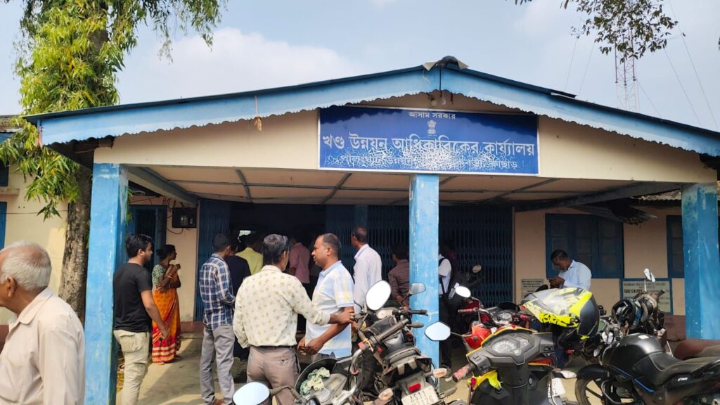 পালংঘাটে প্রধানমন্ত্রী আবাস ও অরুণোদয় প্রকল্প থেকে বঞ্চিতদের বিক্ষোভ পালংঘাটে প্রধানমন্ত্রী আবাস ও অরুণোদয় প্রকল্প থেকে বঞ্চিতদের বিক্ষোভ