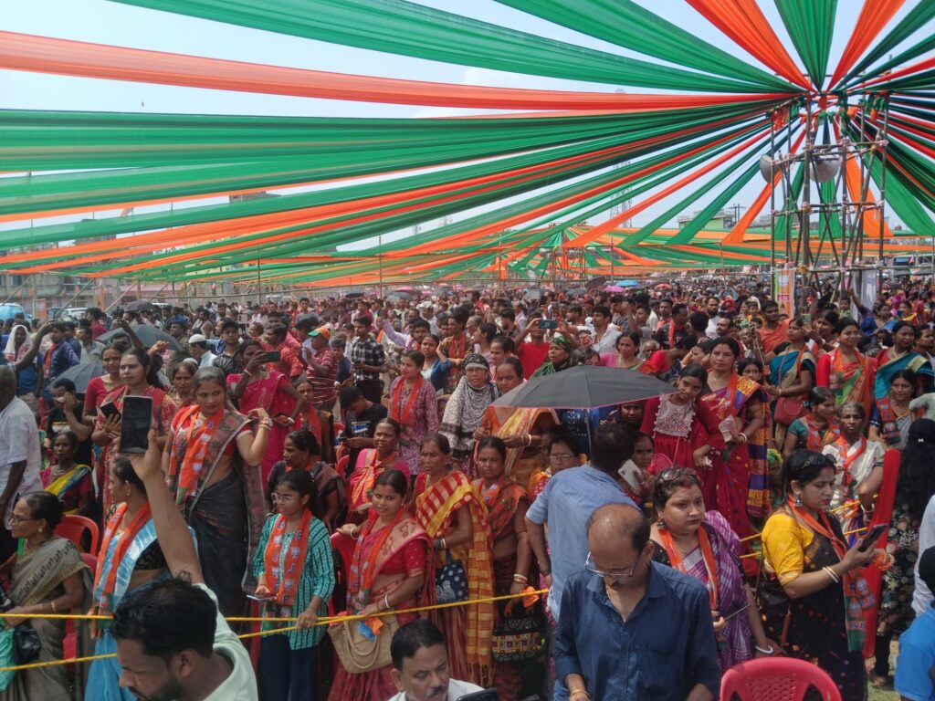 শ্রীভূমিতে মুখ্যমন্ত্রীর মেগা শো! নিলামবাজার মাঠে জনসমুদ্র, চারপাশে বিজেপির তপ্ত হাওয়া শ্রীভূমিতে মুখ্যমন্ত্রীর মেগা শো! নিলামবাজার মাঠে জনসমুদ্র, চারপাশে বিজেপির তপ্ত হাওয়া