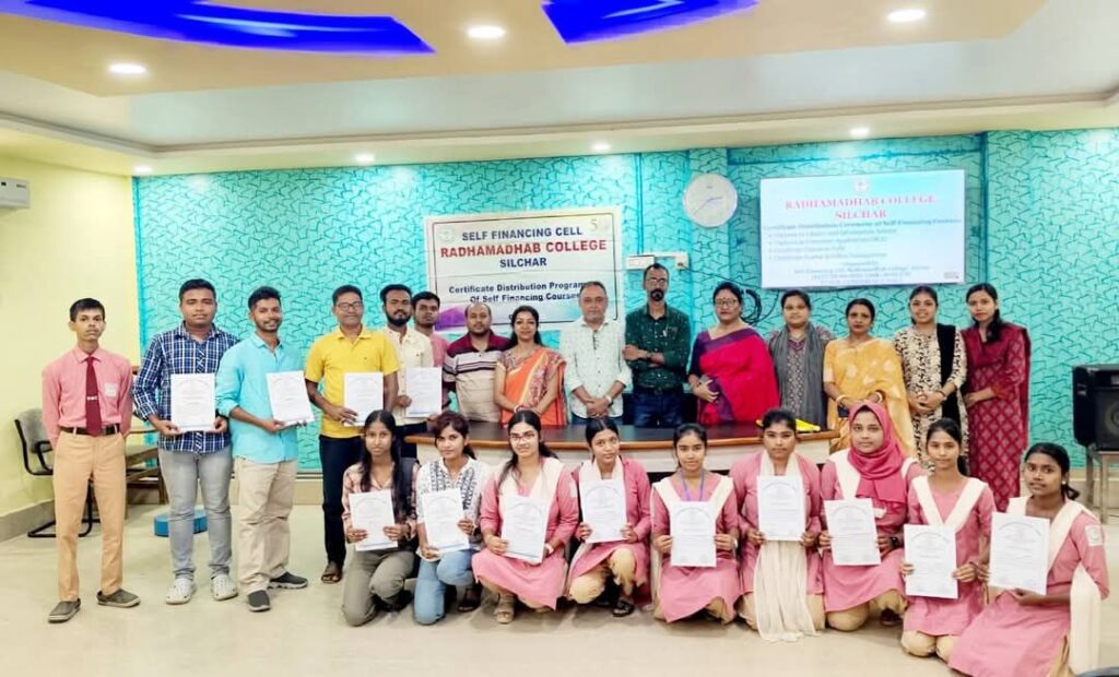 ডিপ্লোমা কোর্সে উত্তীর্ণদের সার্টিফিকেট প্রদান রাধামাধব কলেজে ডিপ্লোমা কোর্সে উত্তীর্ণদের সার্টিফিকেট প্রদান রাধামাধব কলেজে