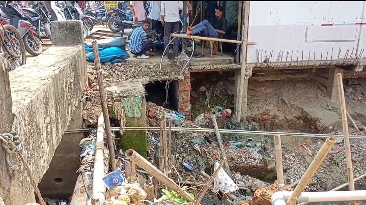 নালা বন্ধ করে দখলের চেষ্টা ঠিকাদারের, তীব্র প্রতিবাদ, পৌঁছেন মিহিরকান্তি নালা বন্ধ করে দখলের চেষ্টা ঠিকাদারের, তীব্র প্রতিবাদ, পৌঁছেন মিহিরকান্তি