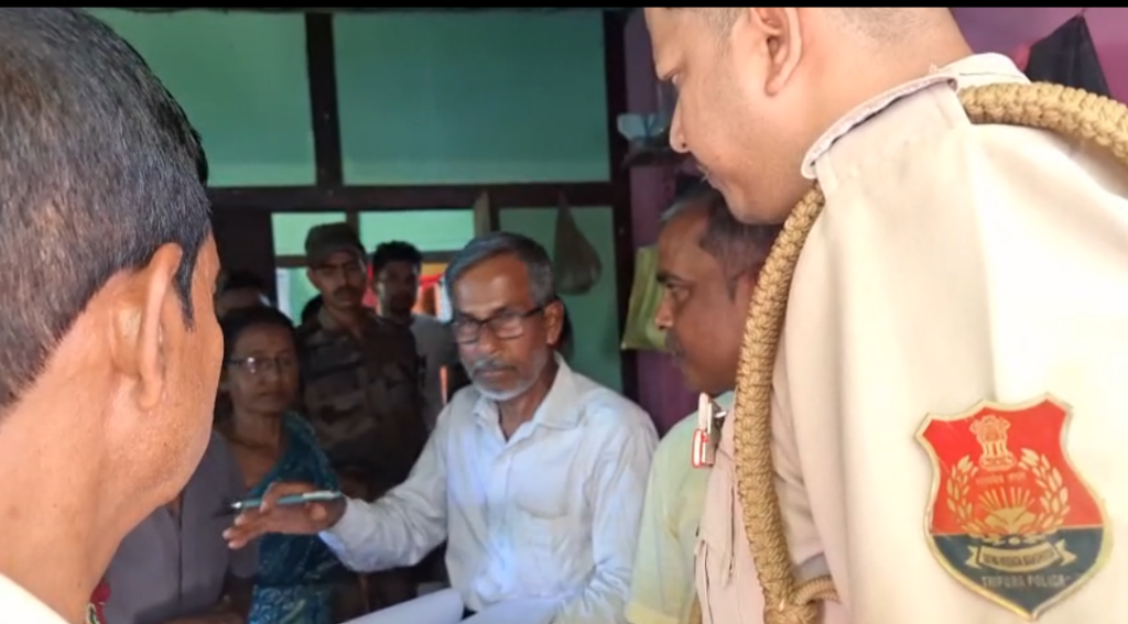 ফের কদমতলায় ভয়াবহ ডাকাতি! পুলিশের নিষ্ক্রিয়তায় ফুসছে জনতা ফের কদমতলায় ভয়াবহ ডাকাতি! পুলিশের নিষ্ক্রিয়তায় ফুসছে জনতা