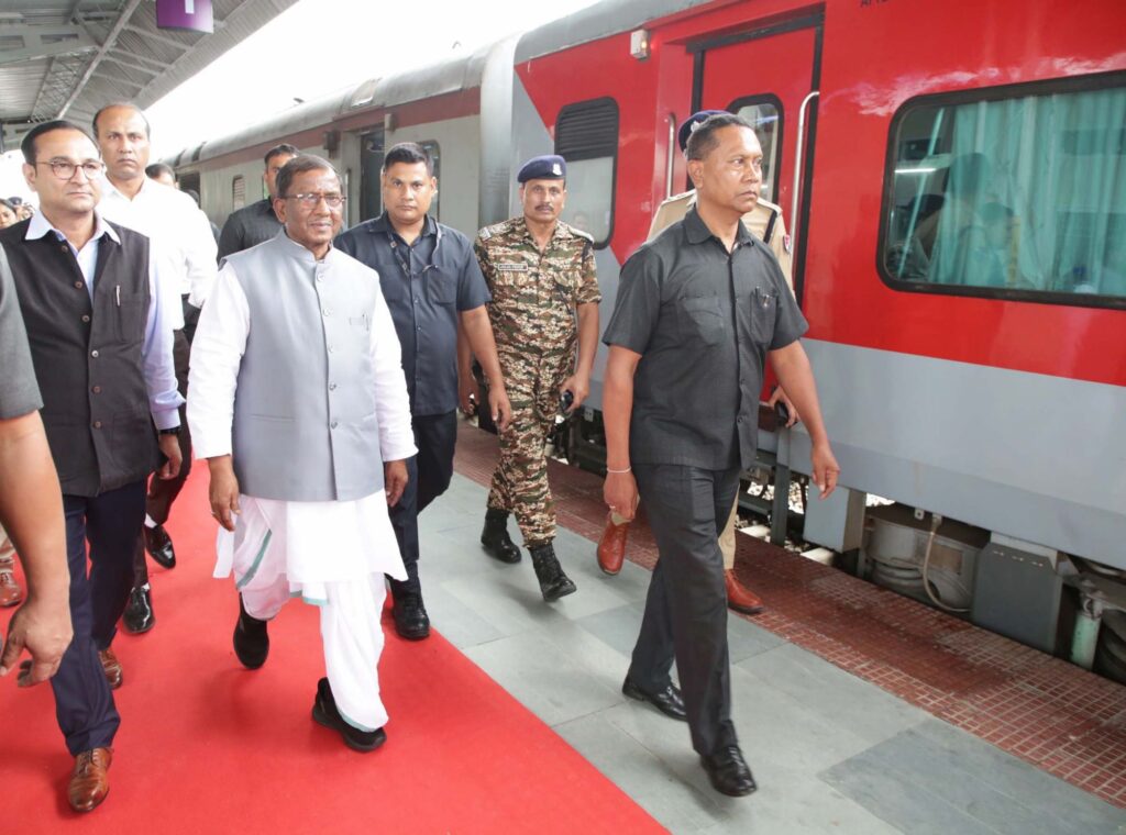 সারা দেশের সঙ্গে হয়বরগাঁও রেলস্টেশন 'অমৃতস্টেশন' হিসেবে উদ্বোধন সারা দেশের সঙ্গে হয়বরগাঁও রেলস্টেশন 'অমৃতস্টেশন' হিসেবে উদ্বোধন