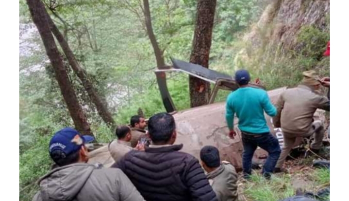 মাঝ আকাশে ভেঙে পড়ল হেলিকপ্টার, মৃত্যু পাঁচ যাত্রীর