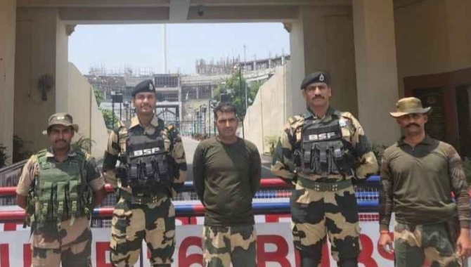 মুক্তি পেলেন বিএসএফ জওয়ান পূর্ণমকুমার, ২২ দিন পর ফিরলেন দেশে